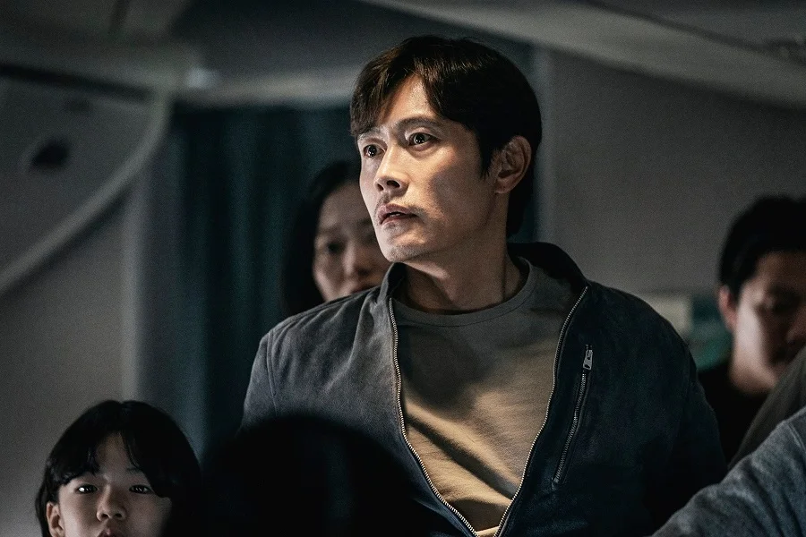 emergency-declaration-starring-kang-ho-song-and-byung-hun-lee-released-a-lot-of-new-stills-2