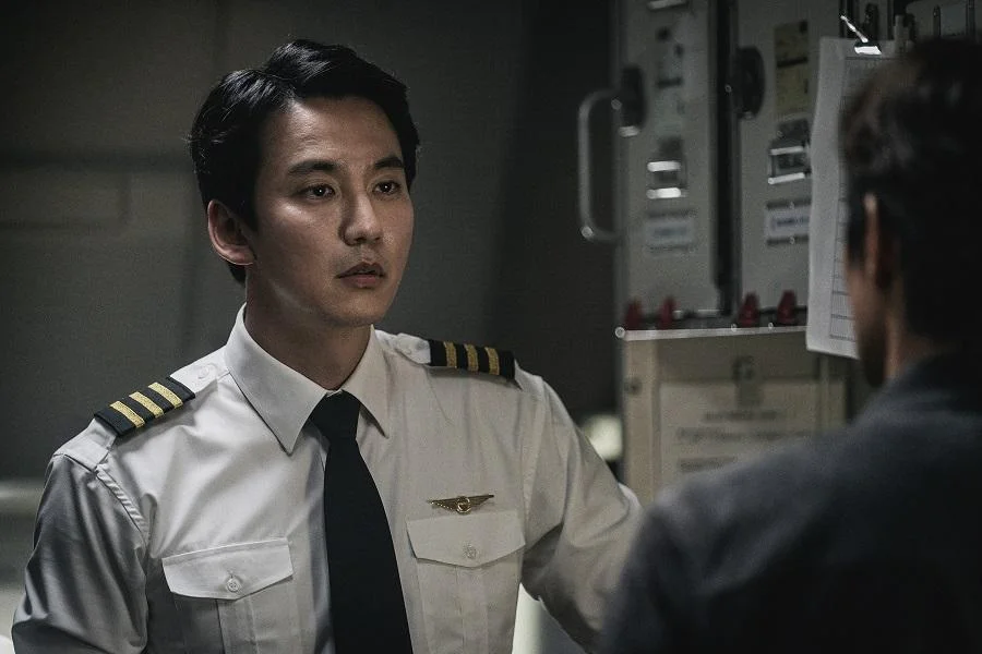 emergency-declaration-starring-kang-ho-song-and-byung-hun-lee-released-a-lot-of-new-stills-4