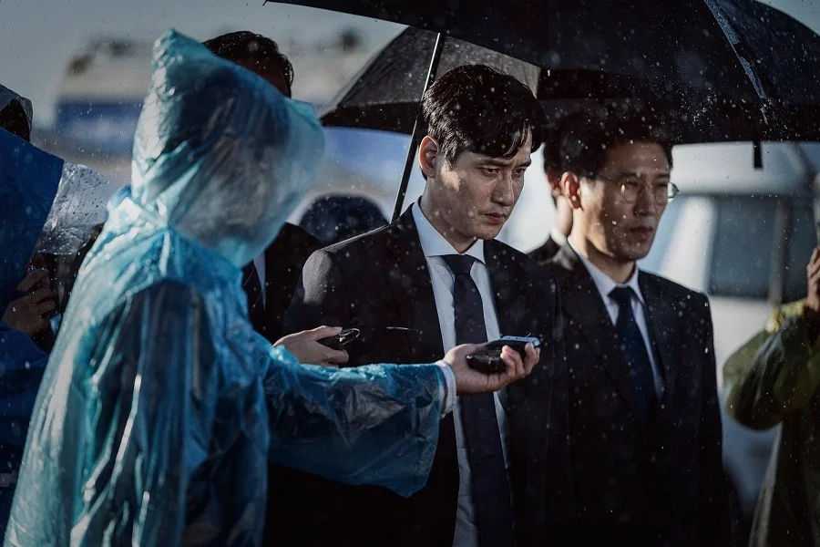 emergency-declaration-starring-kang-ho-song-and-byung-hun-lee-released-a-lot-of-new-stills-7
