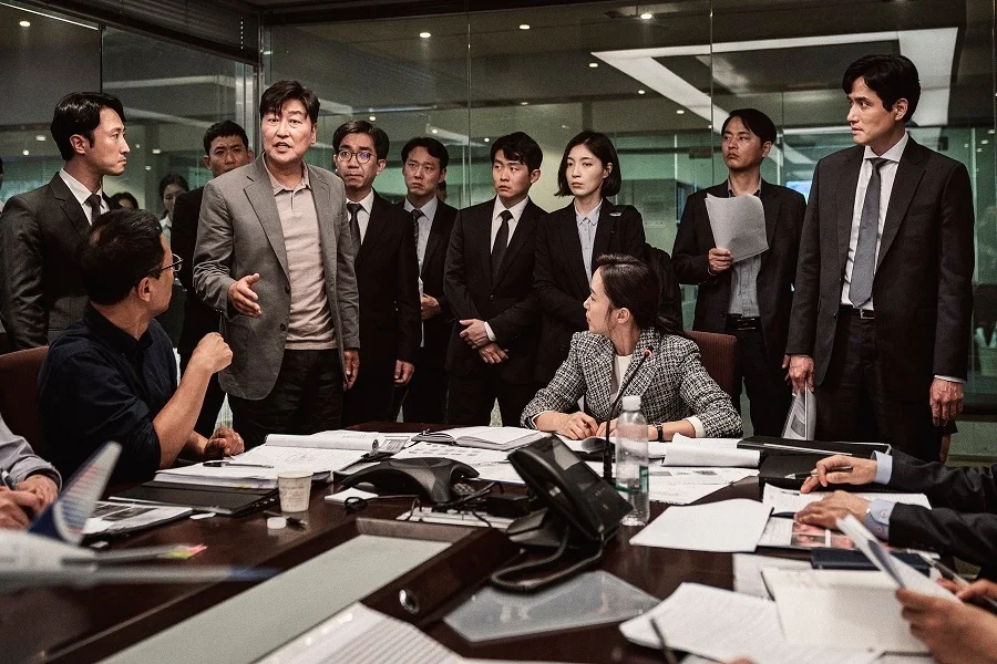 emergency-declaration-starring-kang-ho-song-and-byung-hun-lee-released-a-lot-of-new-stills-8