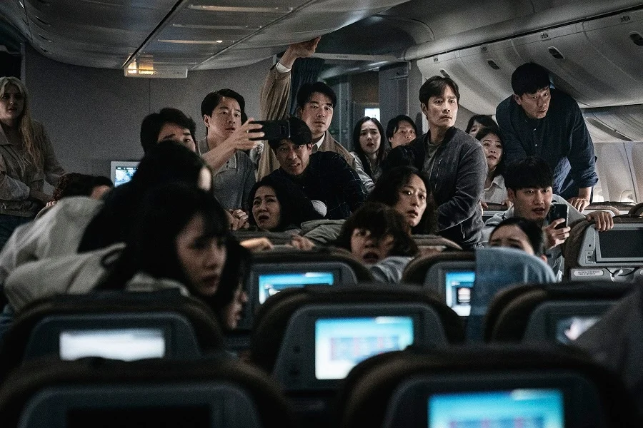 emergency-declaration-starring-kang-ho-song-and-byung-hun-lee-released-a-lot-of-new-stills-9
