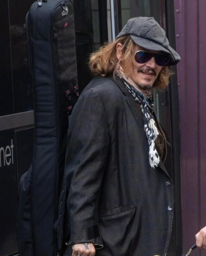 Johnny Depp appeared on the street after winning the lawsuit, he was in a good mood, and waved hello to fans