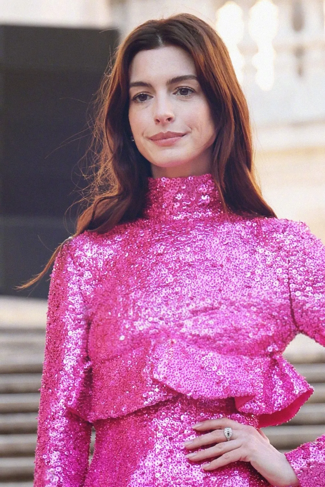 Anne Hathaway wearing a Barbie look to watch the catwalk | FMV6