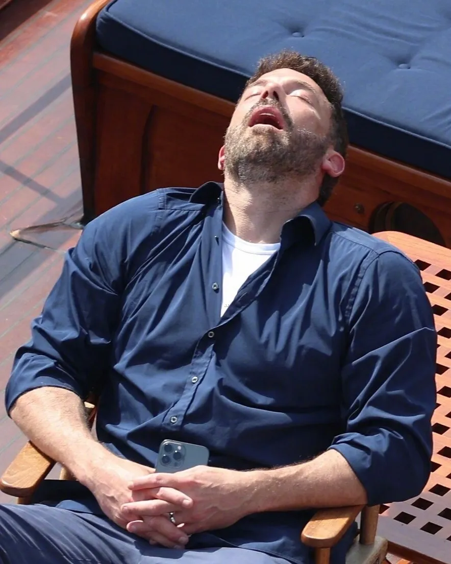 Ben Affleck dozed off on a boat cruise on the Seine | FMV6