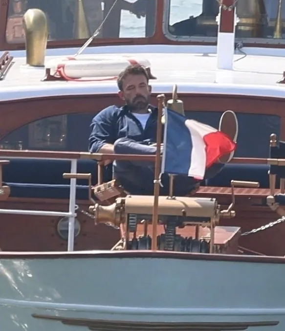 Ben Affleck dozed off on a boat cruise on the Seine | FMV6