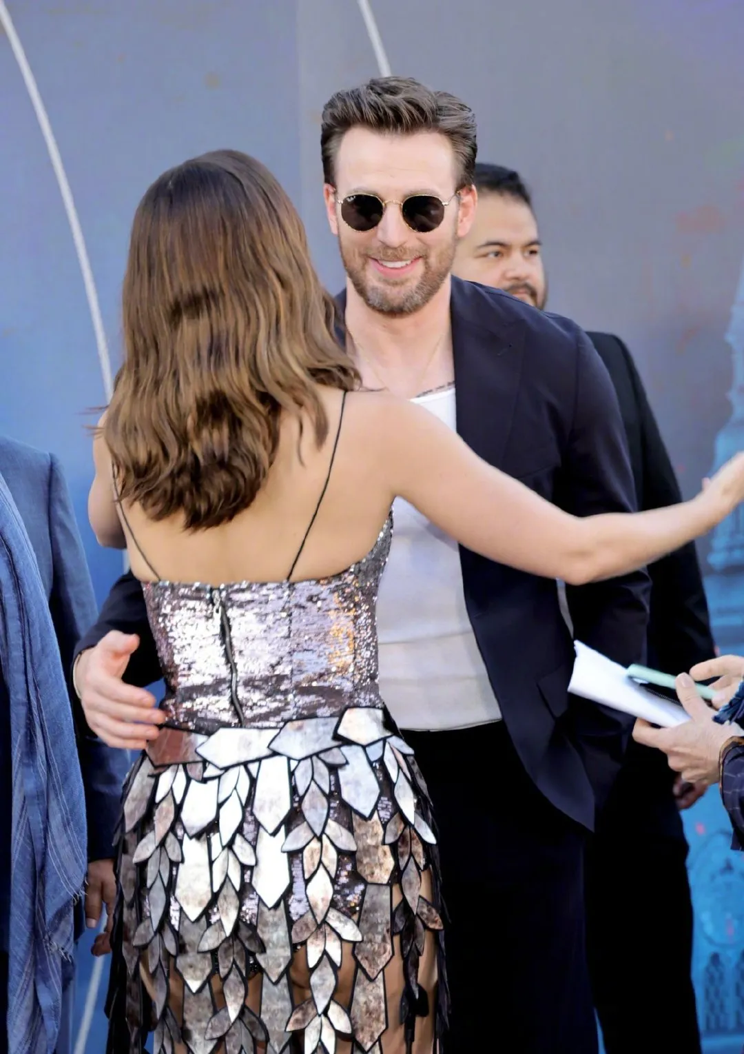 Chris Evans and Ana de Armas embrace at the world premiere of 'The Gray Man‎', they have collaborated three times | FMV6