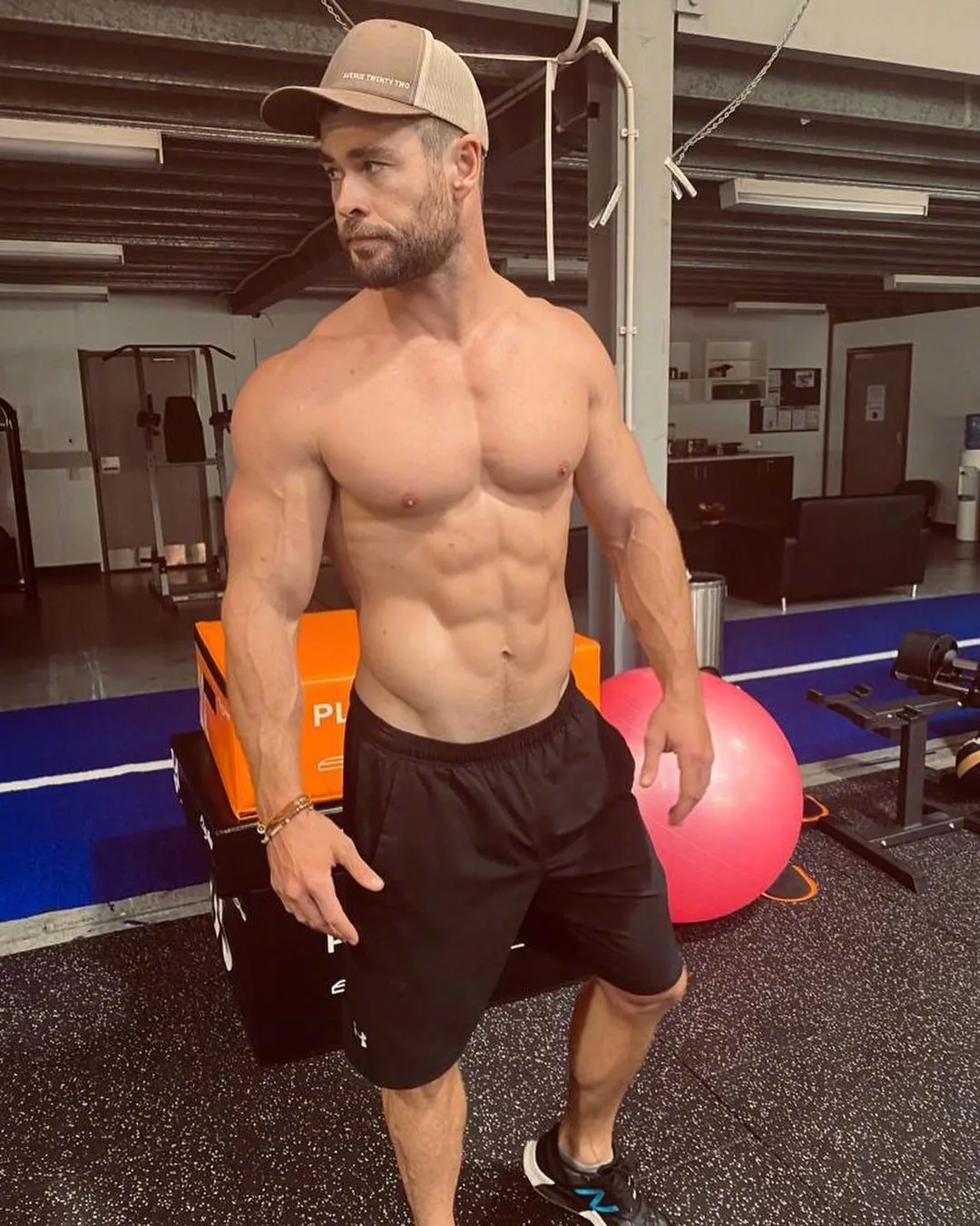 Chris Hemsworth shares fitness photos | FMV6