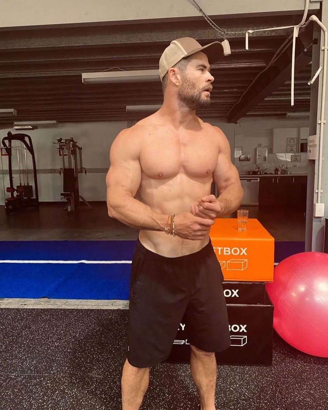 Chris Hemsworth shares fitness photos | FMV6