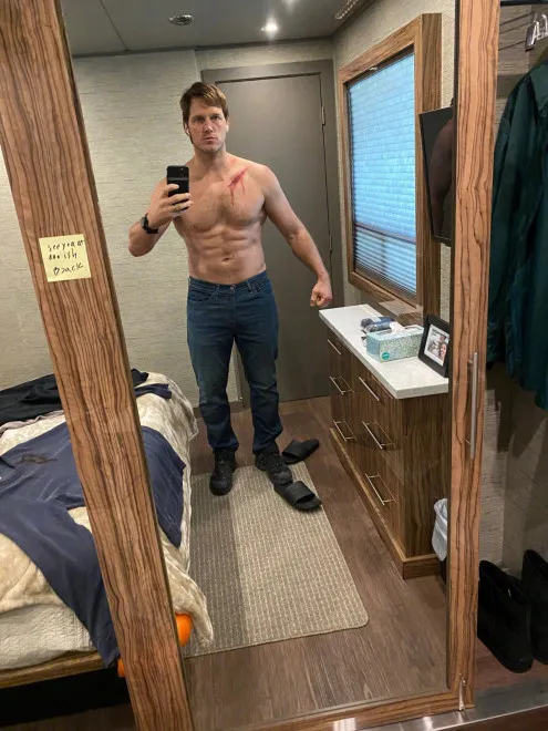 Chris Pratt shares the behind-the-scenes photos of "The Terminal List‎", the wound is bleeding! | FMV6