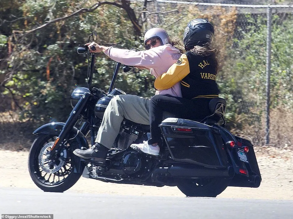 Jason Momoa and Eiza González reunite, the two travel on motorcycles | FMV6