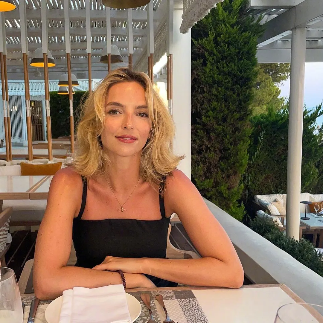 Jodie Comer shares photos of successful tanning on Instagram | FMV6