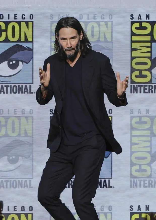Keanu Reeves appears at 2022 SDCC to promote his comic "BRZRKR" | FMV6