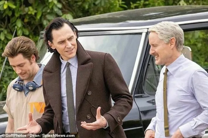 'Loki Season 2' revealed new set photos,Tom Hiddleston eats fast food for a walk | FMV6