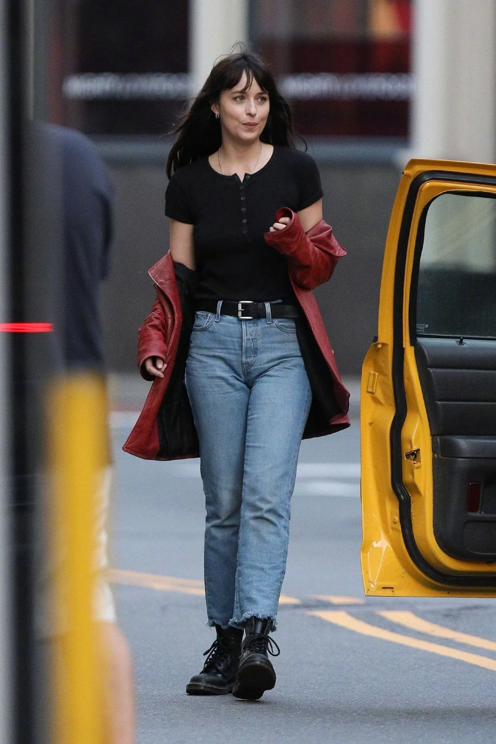 New superhero movie "Madame Web" exposed studio photos, Dakota Johnson wearing red leather to restore comics | FMV6