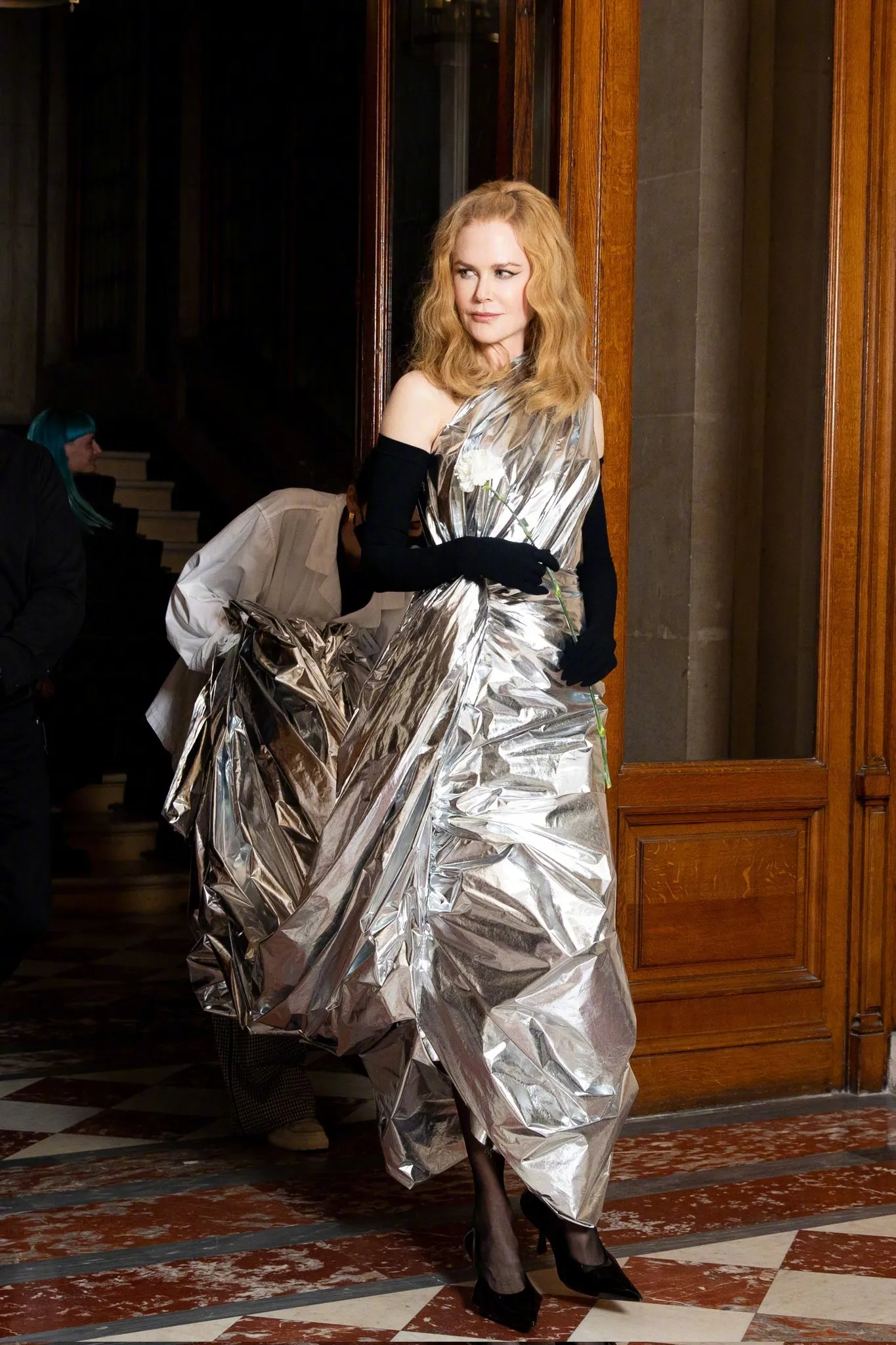 Nicole Kidman walks the catwalk at Paris Fashion Week and does not forget to show affection | FMV6