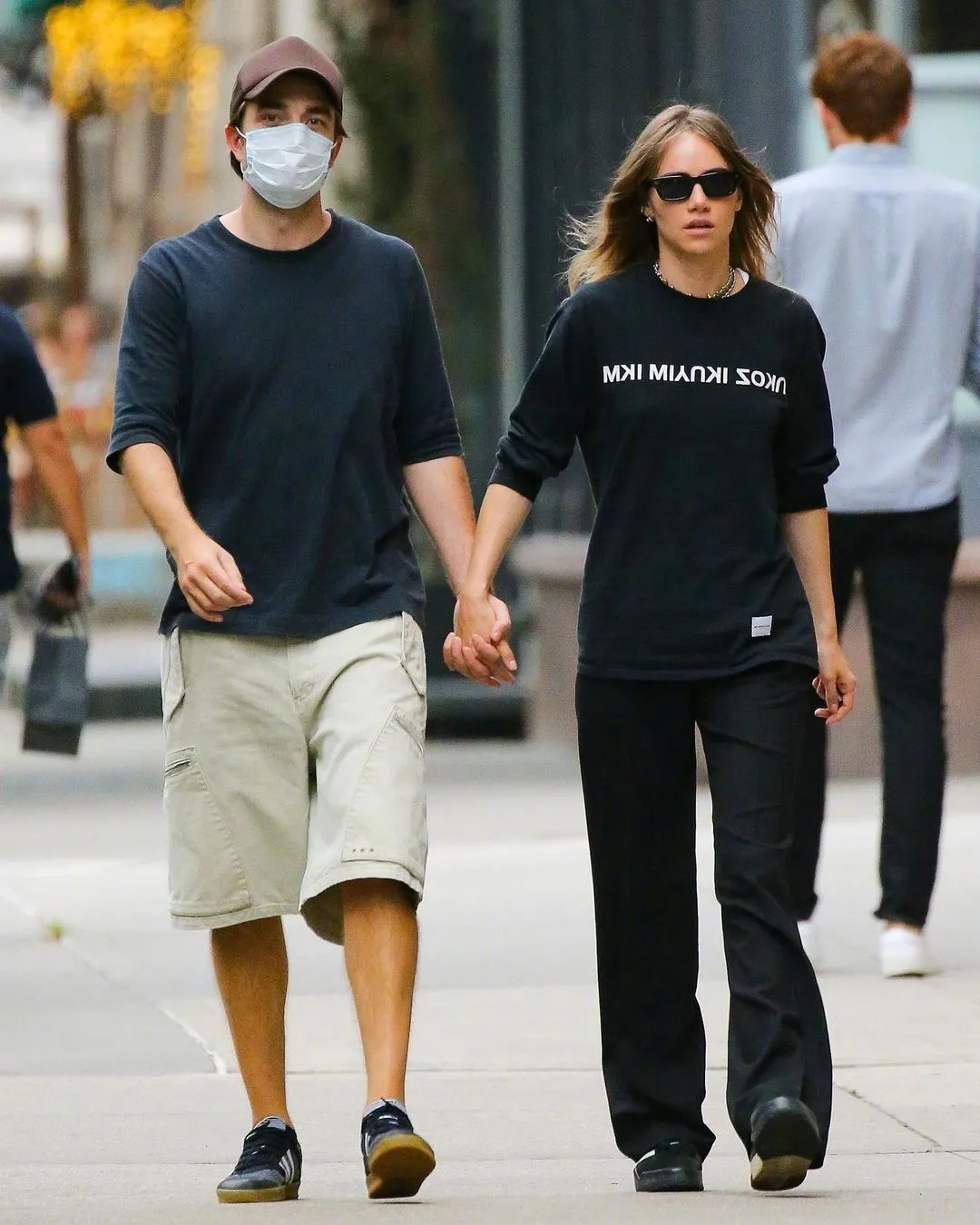 Robert Pattinson and Suki Waterhouse couple out of the street | FMV6