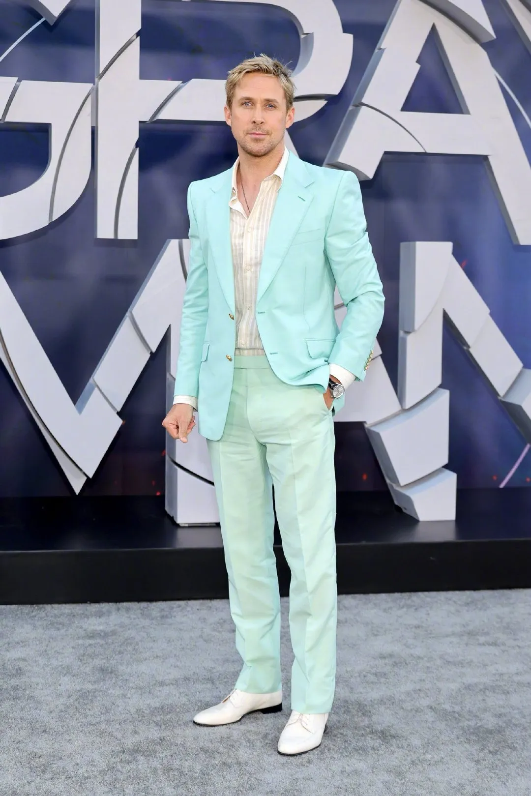 Ryan Gosling at the world premiere of 'The Gray Man‎' in a light green suit | FMV6