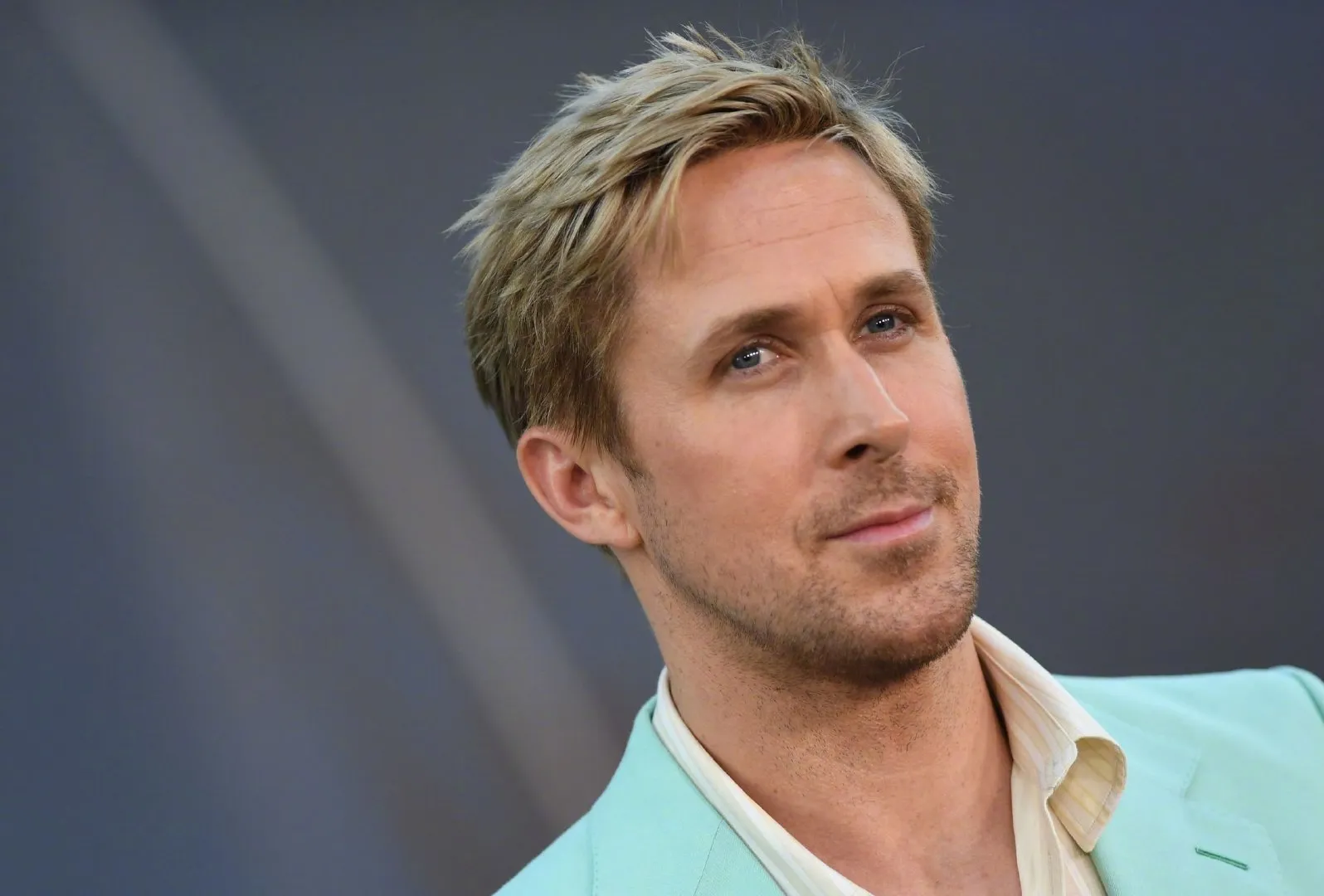 Ryan Gosling at the world premiere of 'The Gray Man‎' in a light green suit | FMV6