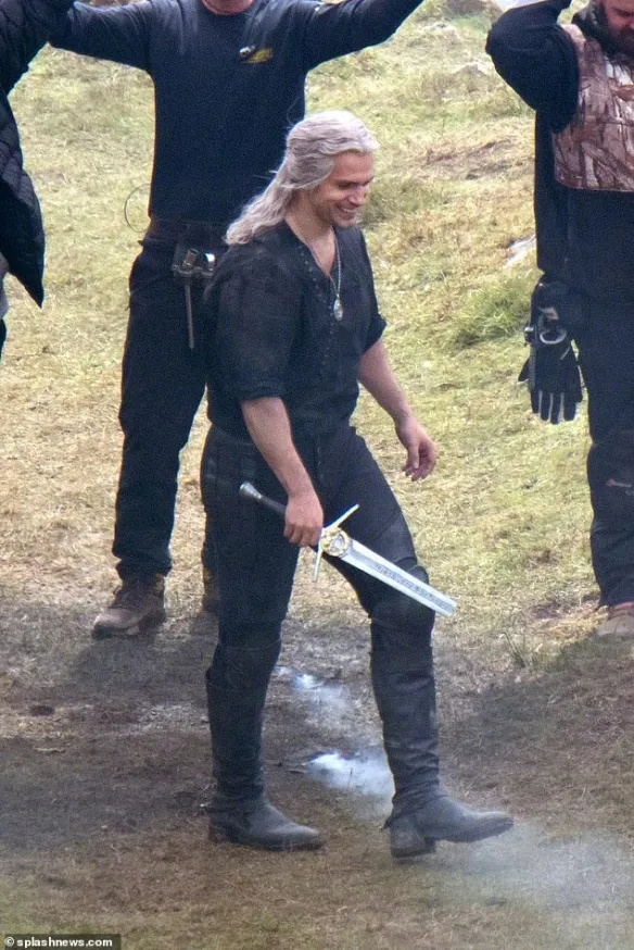"The Witcher Season 3" released set photos, Geralt's sword broke | FMV6