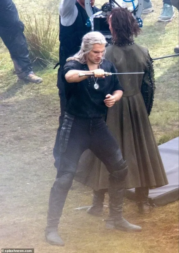 "The Witcher Season 3" released set photos, Geralt's sword broke | FMV6