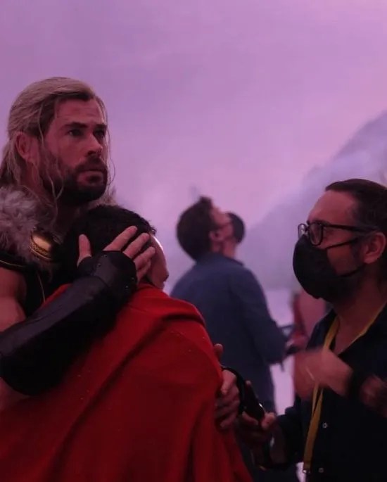 'Thor: Love and Thunder‎' exposes new behind-the-scenes photos, the first HD photo of Thor's back tattoo | FMV6