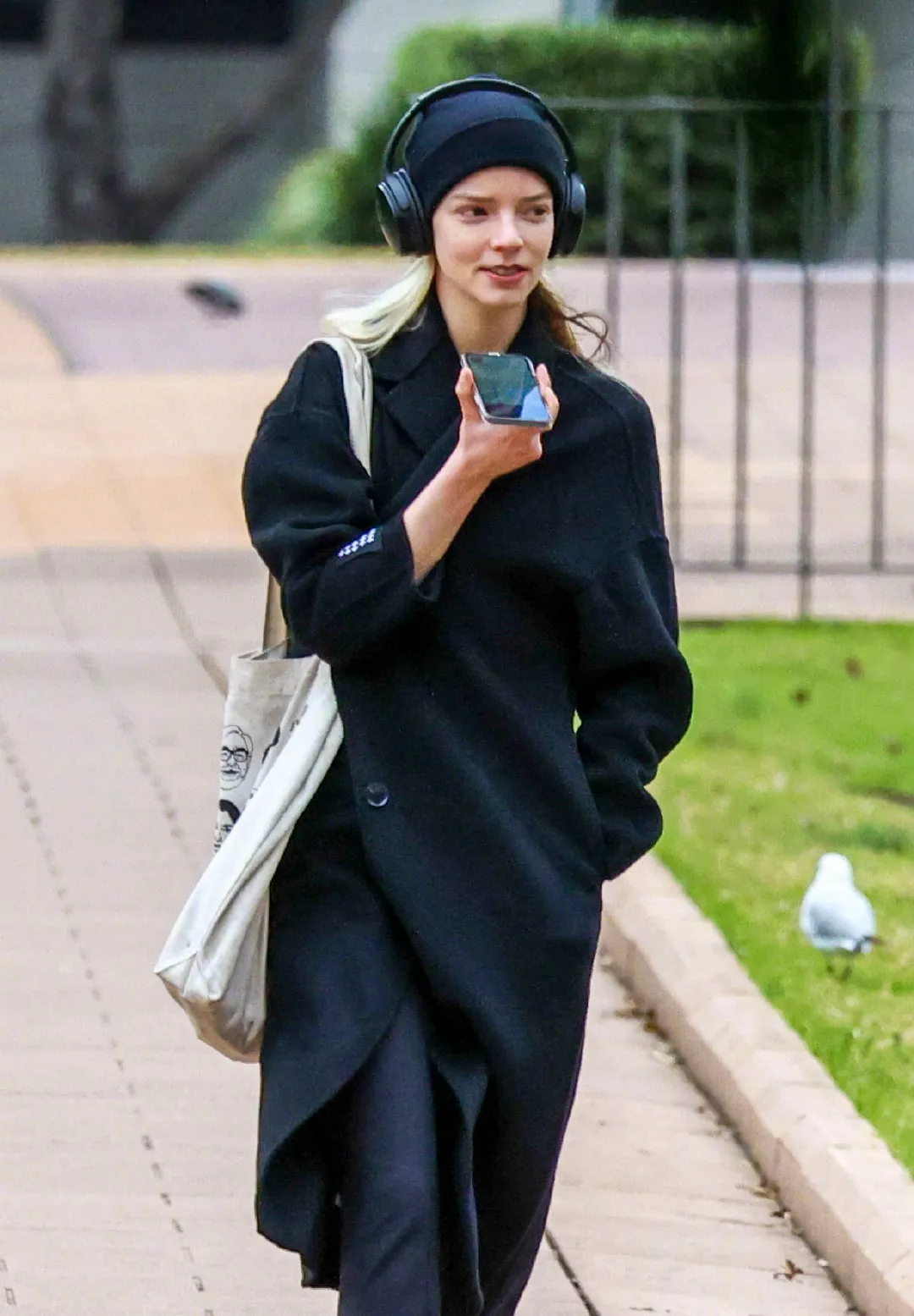 Anya Taylor-Joy walks in Sydney's Hyde Park | FMV6