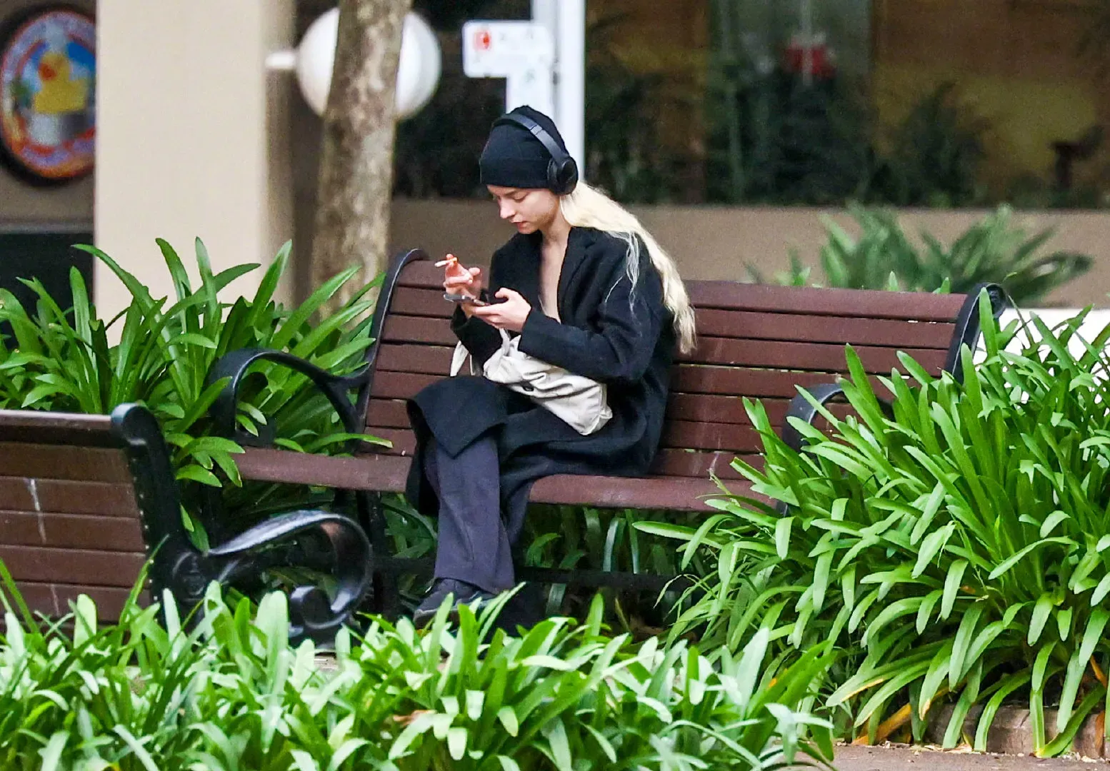 Anya Taylor-Joy walks in Sydney's Hyde Park | FMV6