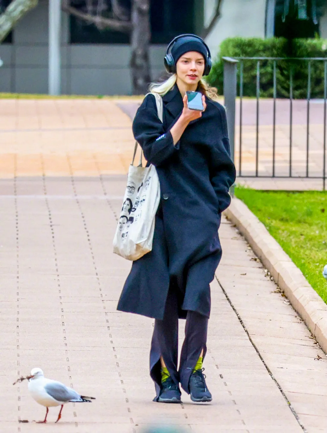 Anya Taylor-Joy walks in Sydney's Hyde Park | FMV6