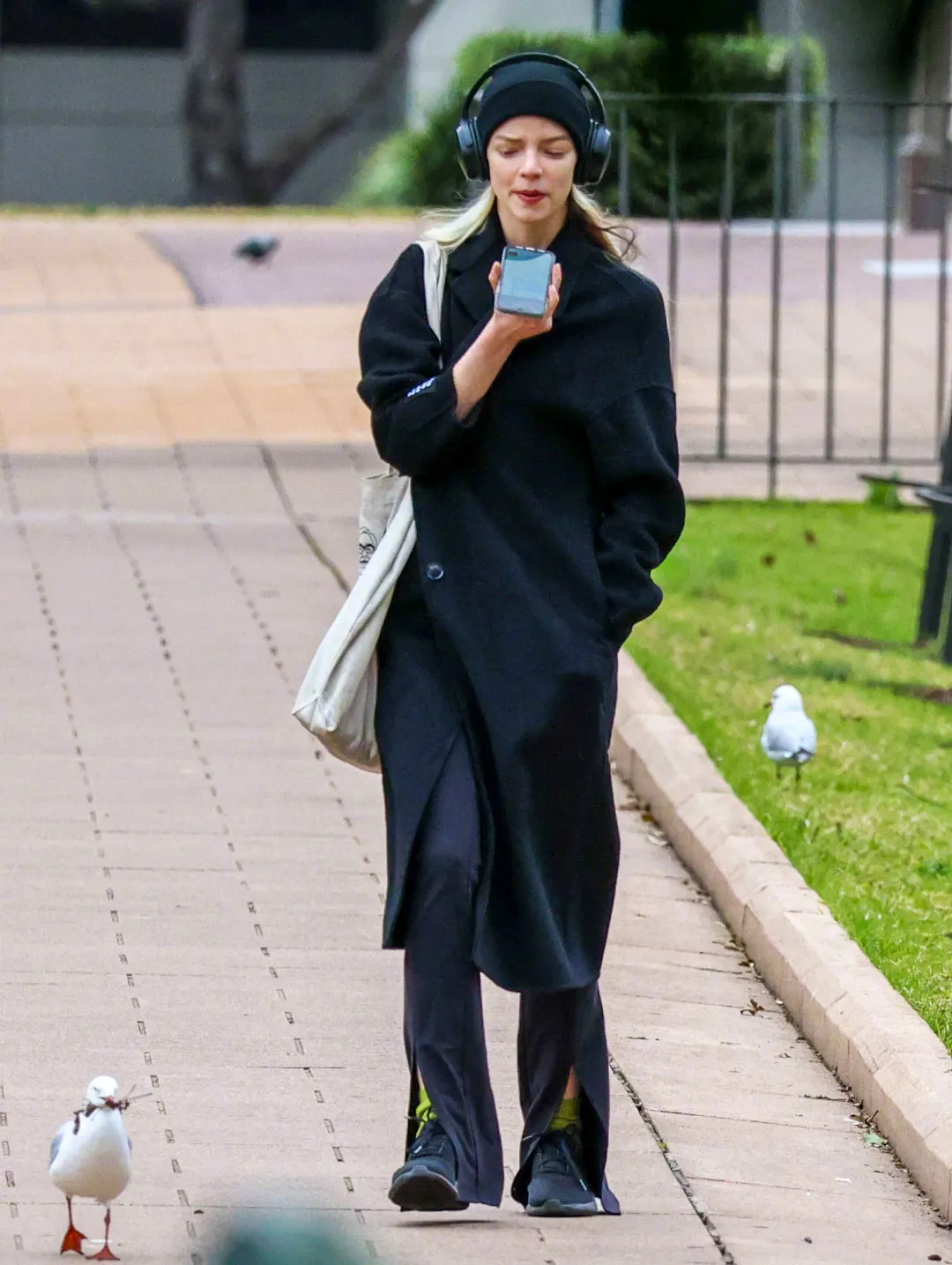 Anya Taylor-Joy walks in Sydney's Hyde Park | FMV6