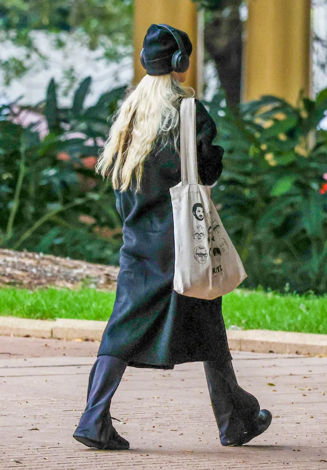 Anya Taylor-Joy walks in Sydney's Hyde Park | FMV6