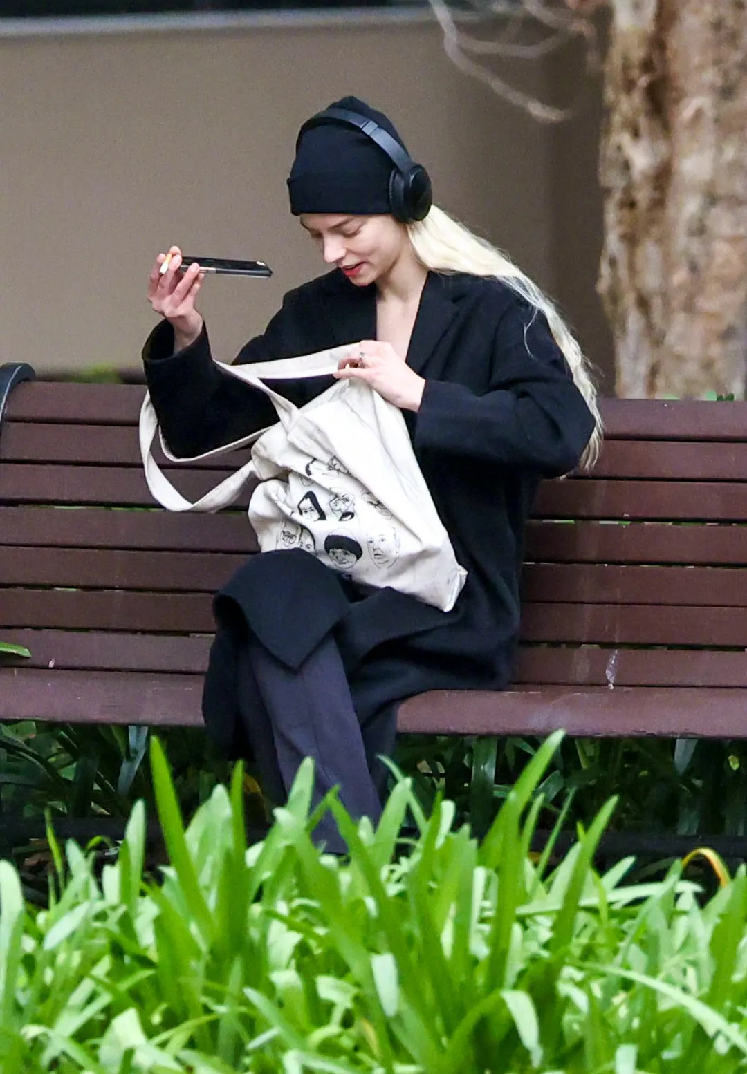 Anya Taylor-Joy walks in Sydney's Hyde Park | FMV6