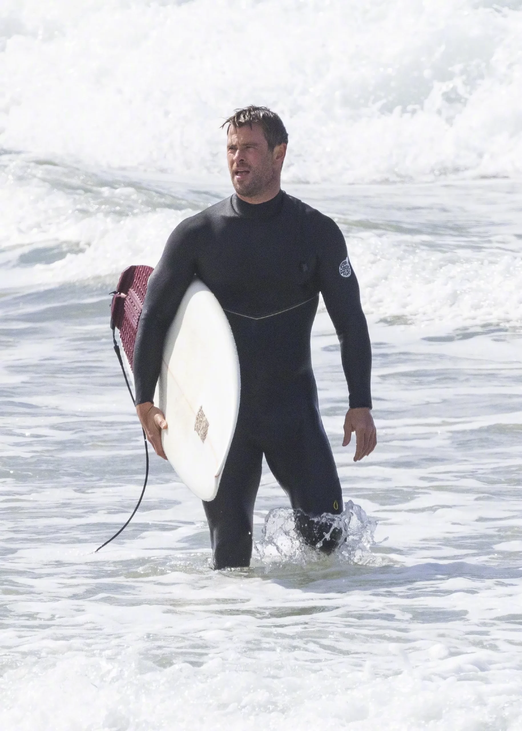 Chris Hemsworth surfing in Byron Bay | FMV6
