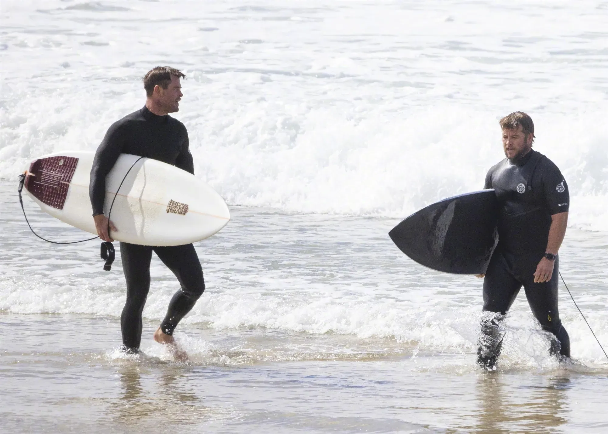 Chris Hemsworth surfing in Byron Bay | FMV6