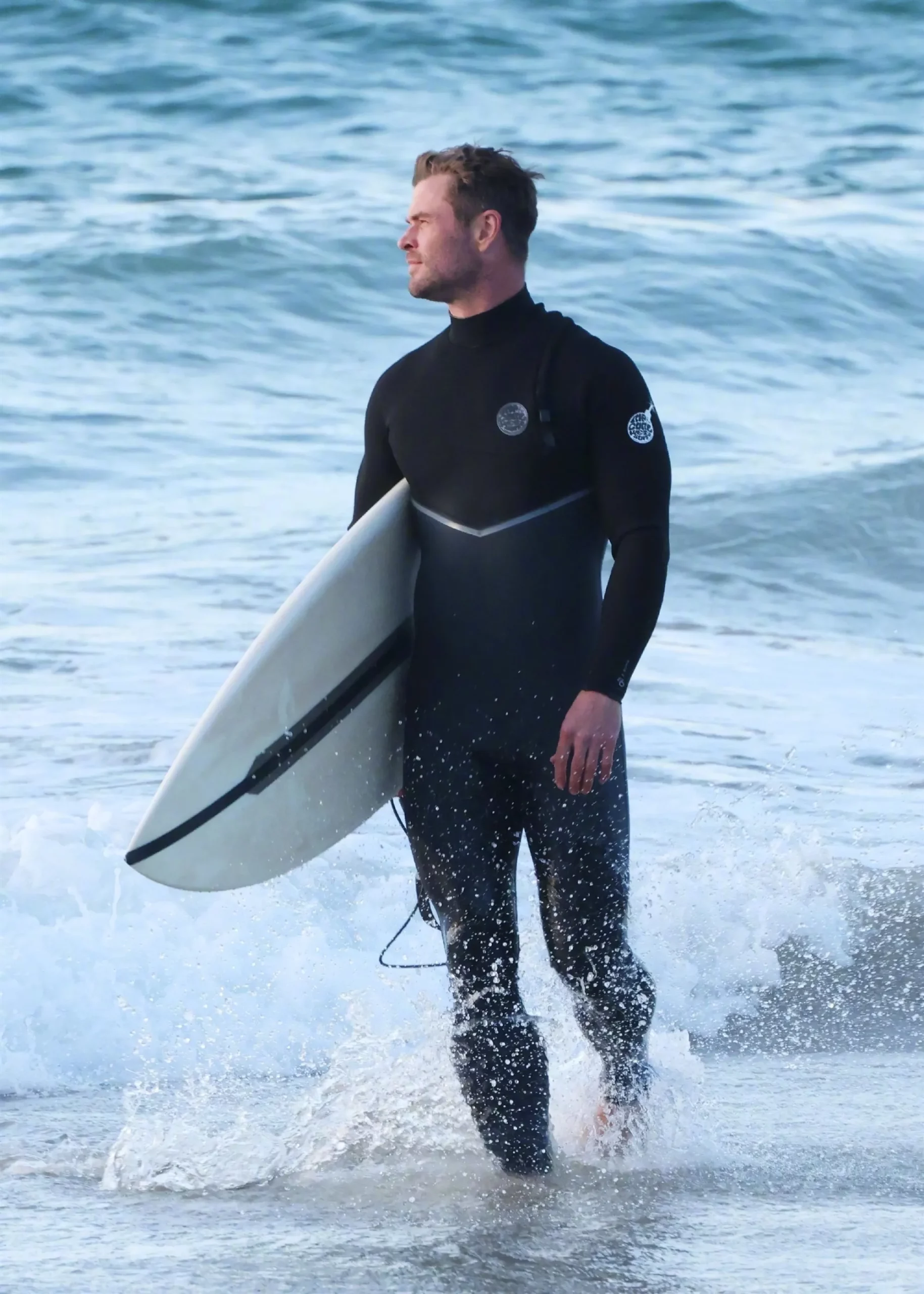 Chris Hemsworth surfing in Byron Bay | FMV6