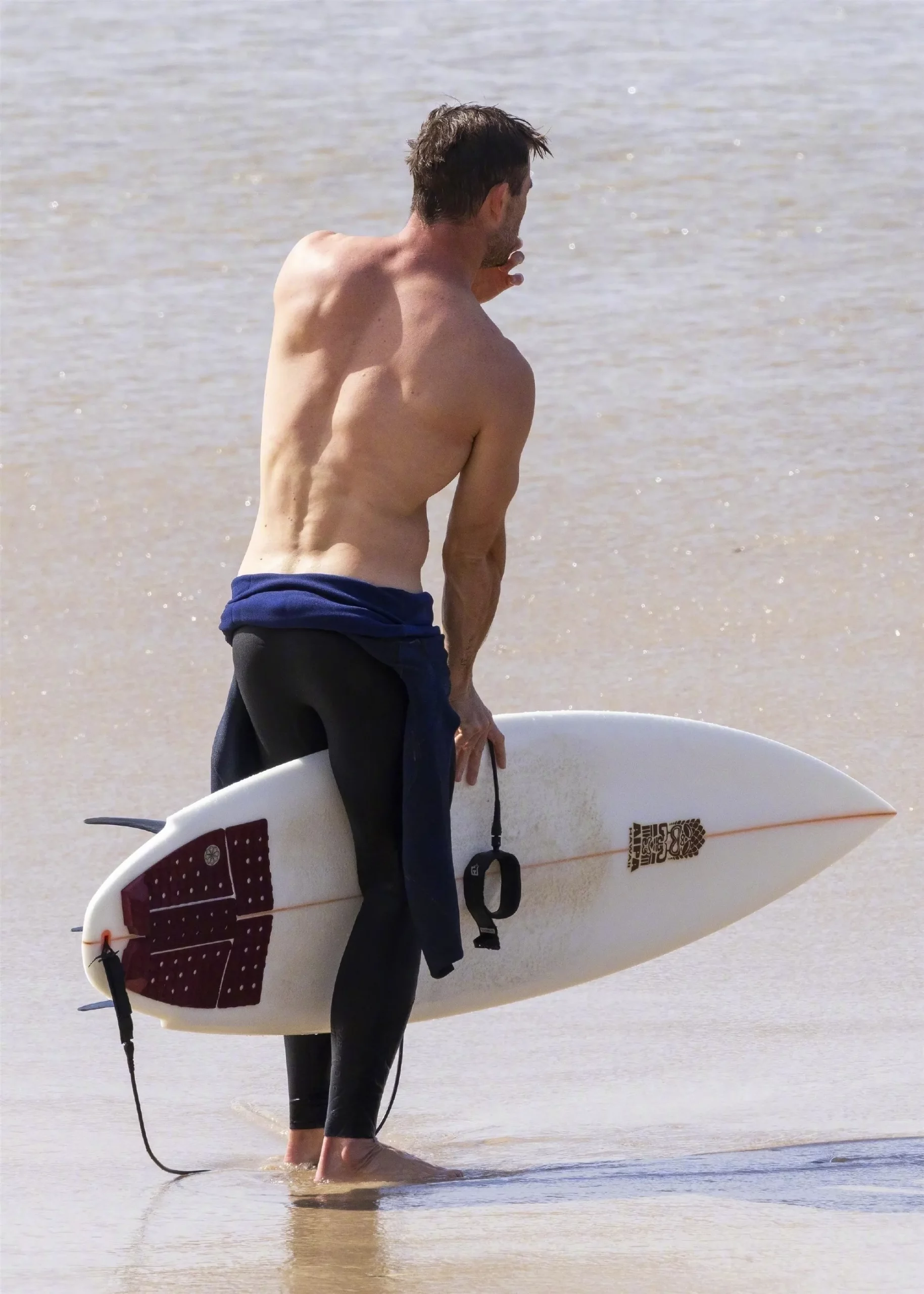 Chris Hemsworth surfing in Byron Bay | FMV6