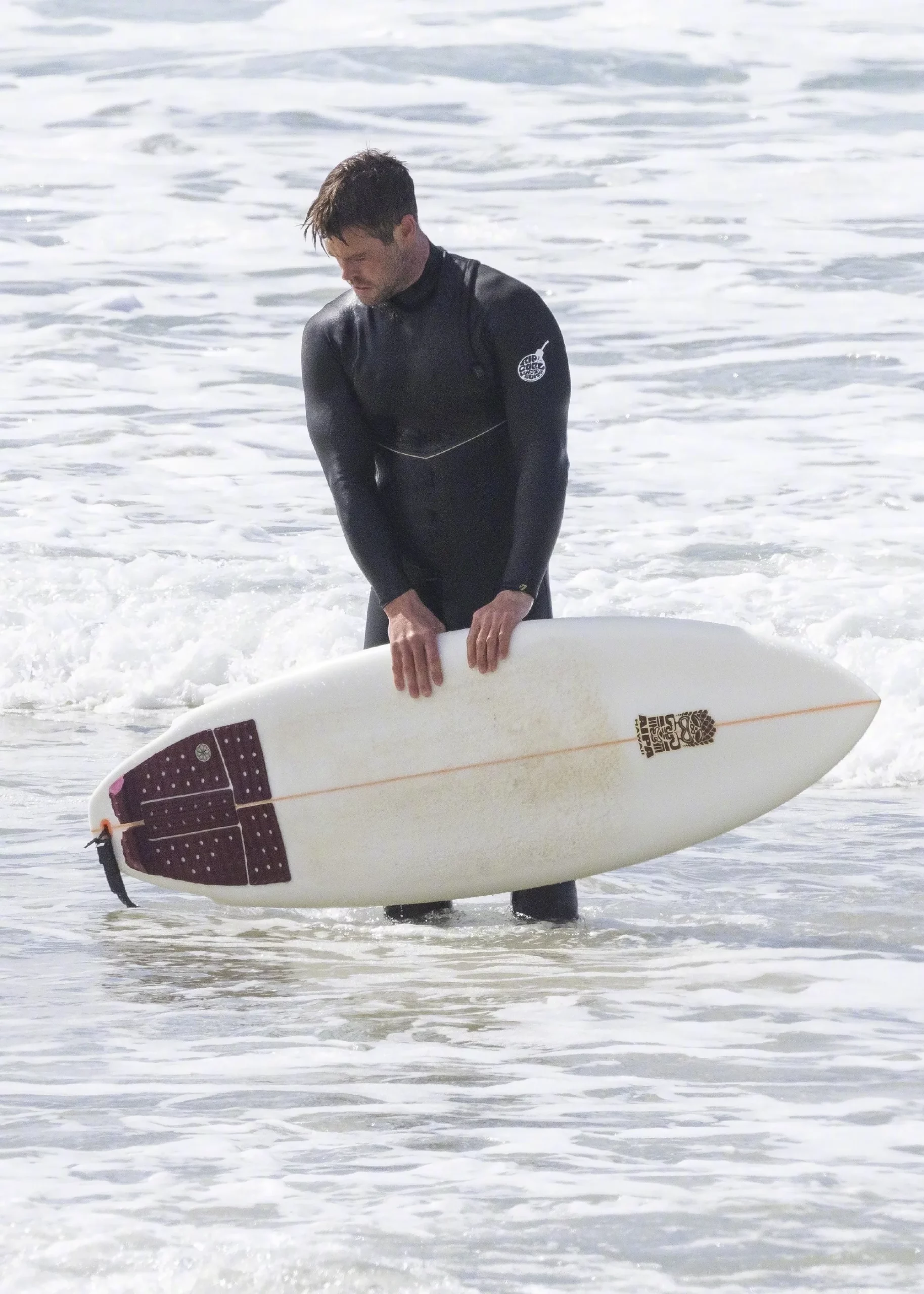 Chris Hemsworth surfing in Byron Bay | FMV6