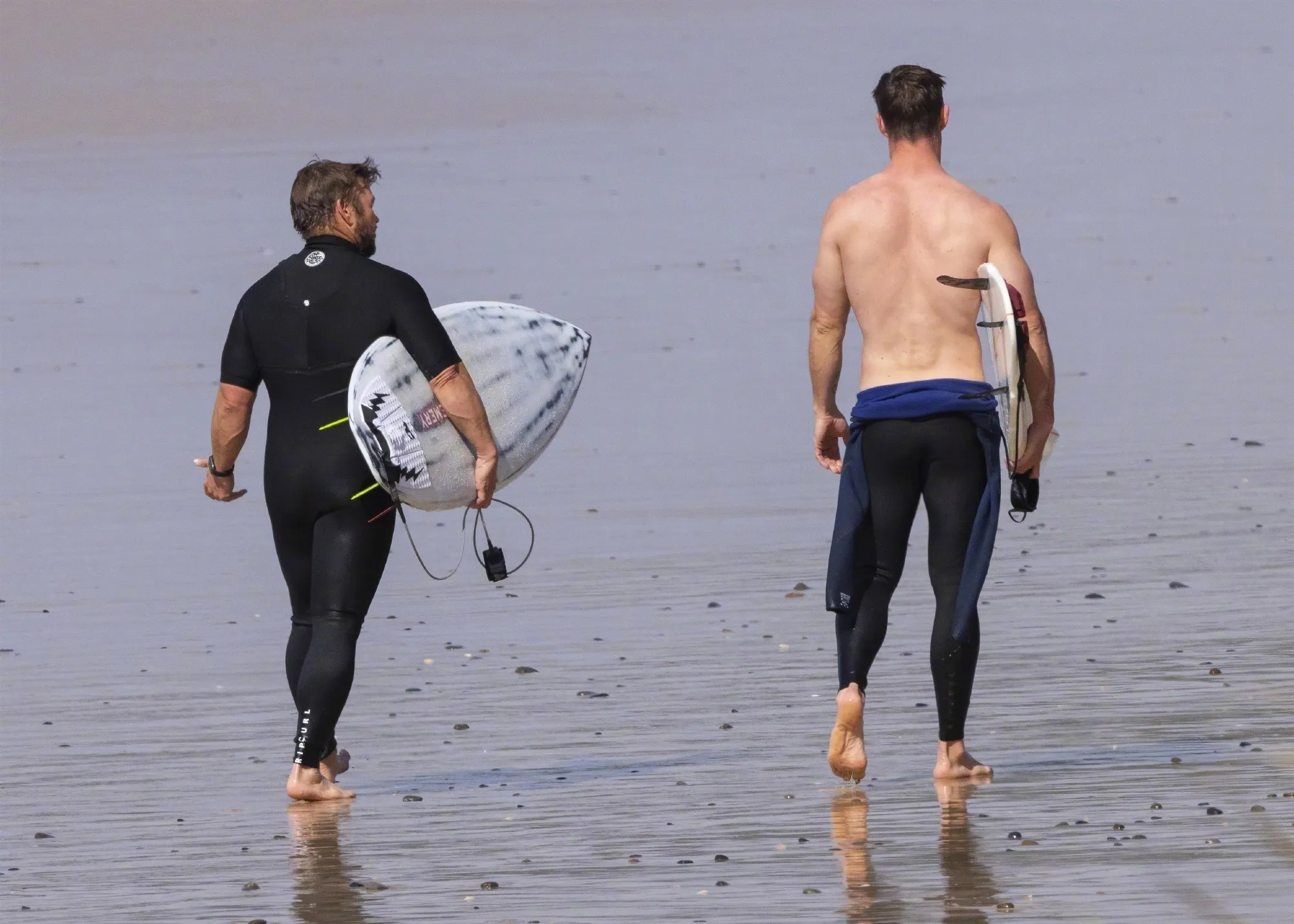 Chris Hemsworth surfing in Byron Bay | FMV6