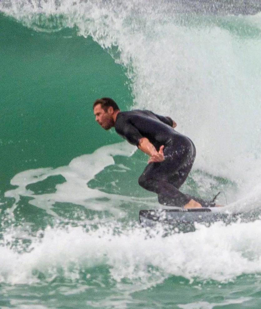 Chris Hemsworth surfing with his family | FMV6