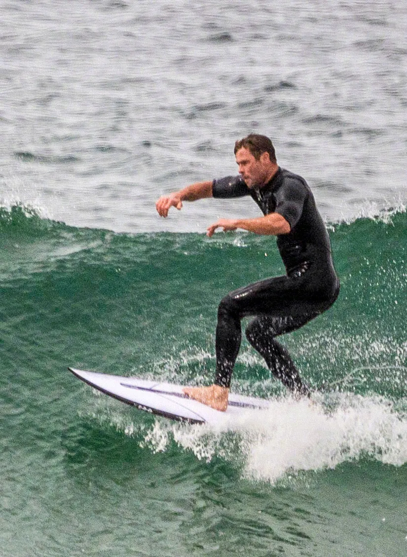 Chris Hemsworth surfing with his family | FMV6