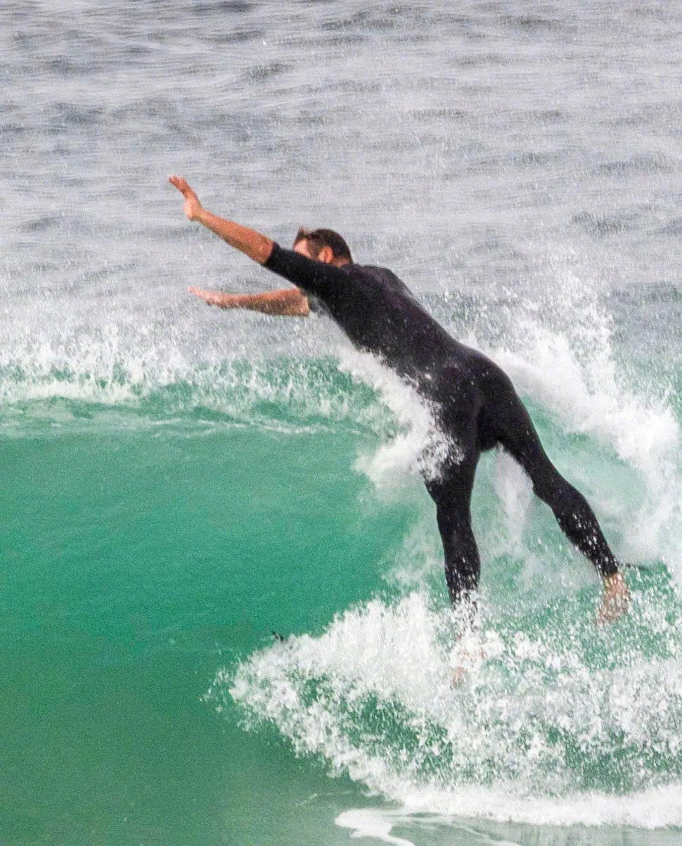 Chris Hemsworth surfing with his family | FMV6