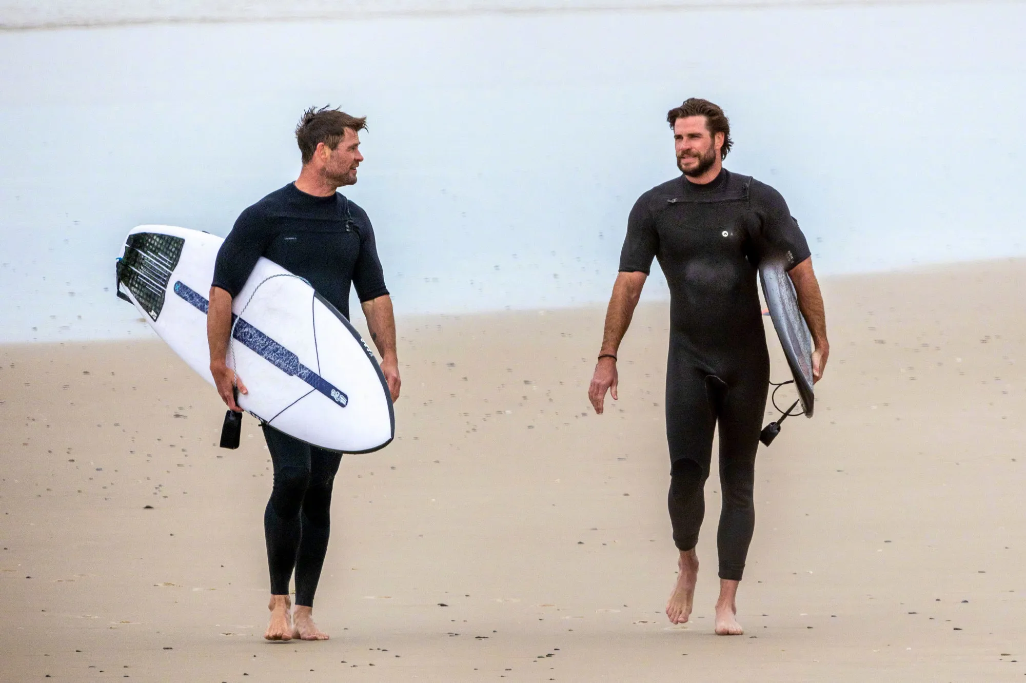 Chris Hemsworth surfing with his family | FMV6
