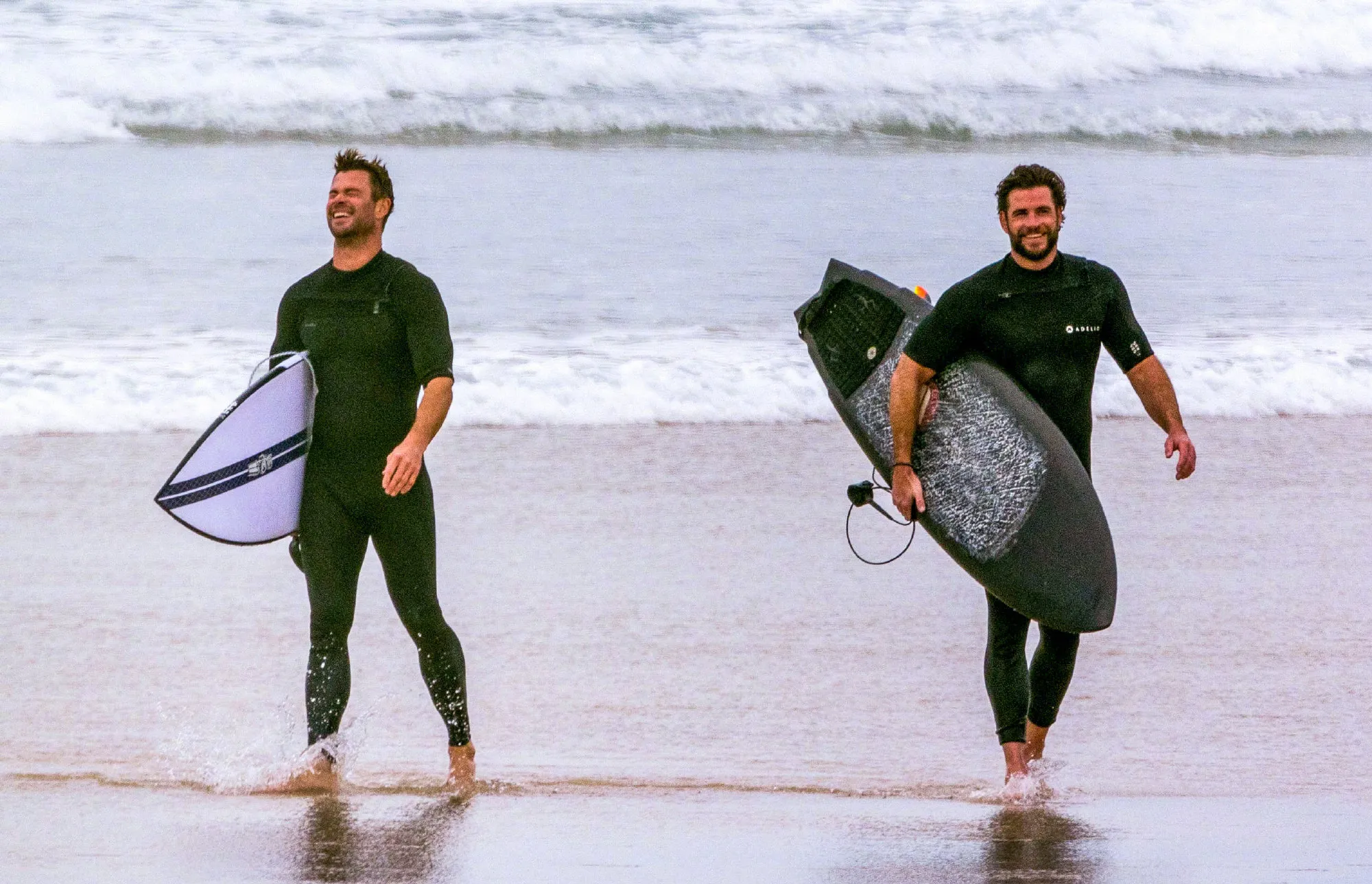 Chris Hemsworth surfing with his family | FMV6