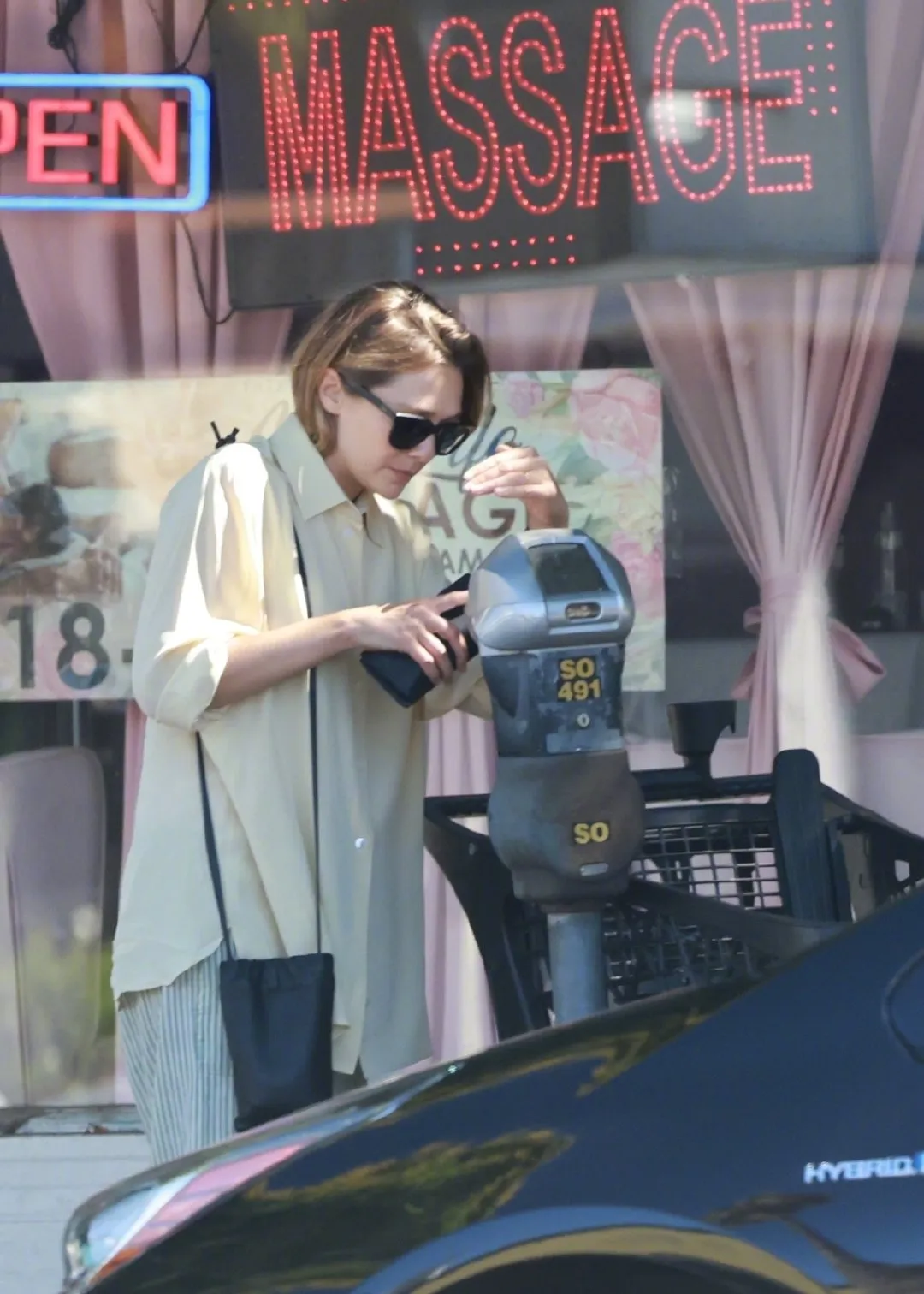 Elizabeth Olsen shopping in Los Angeles | FMV6