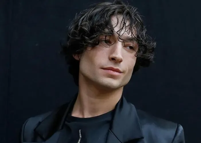 Ezra Miller apologises to Warner executives for keeping 'The Flash' | FMV6