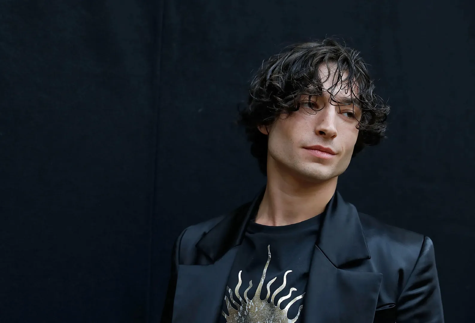 Ezra Miller apologises to Warners and expresses commitment to 'The Flash' | FMV6