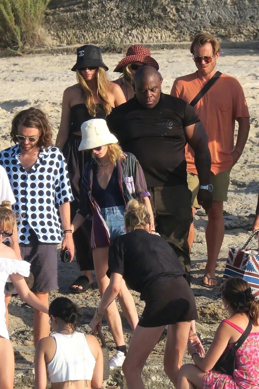 Margot Robbie, Cara Delevingne and others on the beach in Spain | FMV6