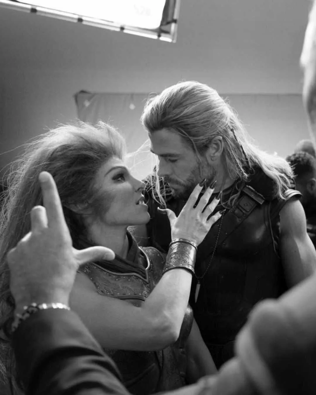 New behind-the-scenes photos of Chris Hemsworth's wife Elsa Pataky in 'Thor: Love and Thunder' cameo | FMV6
