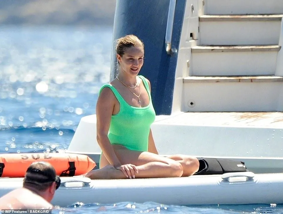 Rosie Huntington-Whiteley and Jason Statham on holiday at sea | FMV6