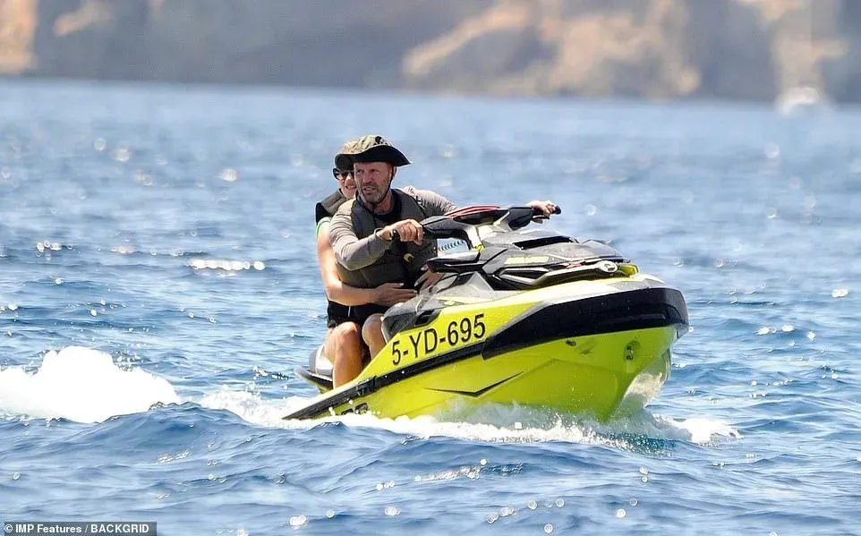 Rosie Huntington-Whiteley and Jason Statham on holiday at sea | FMV6