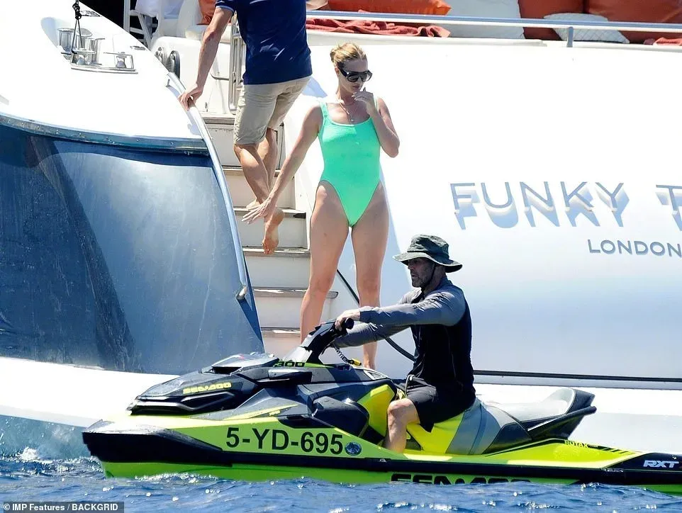 Rosie Huntington-Whiteley and Jason Statham on holiday at sea | FMV6